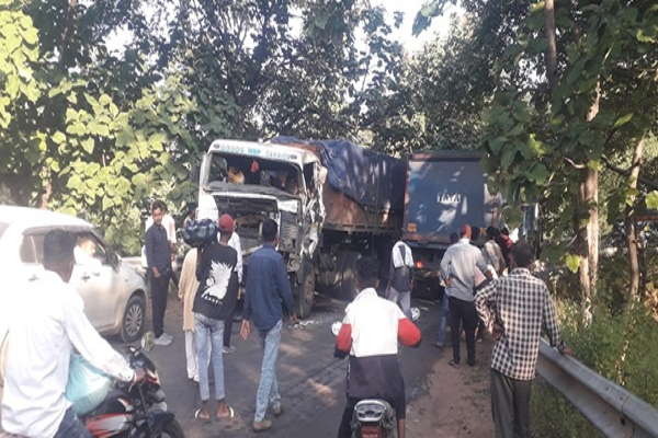 देवास में कालीसिंध के पुल पर हुआ गड्ढा, बड़े वाहन डायवर्ट करने से बरझाई घाट, कांटाफोड़ में जाम