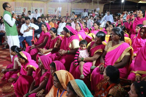 दो करोड़ वार्षिक व्यवसाय वाले टोल नाके के संचालन की जिम्मेदारी महिला स्व-सहायता समूहों को मुख्यमंत्री श्री चौहान ने जनजातीय बाहुल्य पोडकी गाँव में किया जन संवाद
