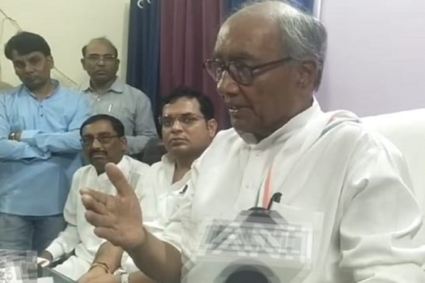 खाद वितरण केंद्र पहुंचे दिग्विजय अधिकारियों के न आने पर भड़के, बोले- इतने हल्के में मत लीजिए हमें