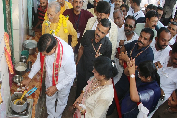 चित्रकूट की परिक्रमा कर रहे मुख्यमंत्री डॉ. मोहन यादव ने बनाई चाय ... पत्नी के कहने पर बोले- तुम्&zwj;हारे लिए नहीं, बहन के लिए बनाएंगे