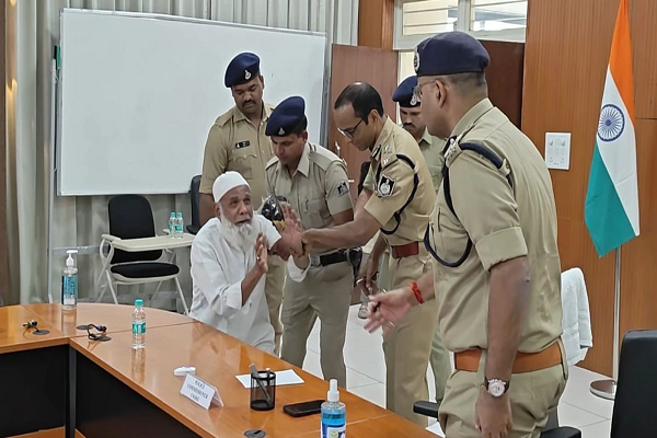 इंदौर में प्लॉट पर कब्जे से परेशान बुजुर्ग ने पुलिस कमिश्नर के पकड़ लिए पैर