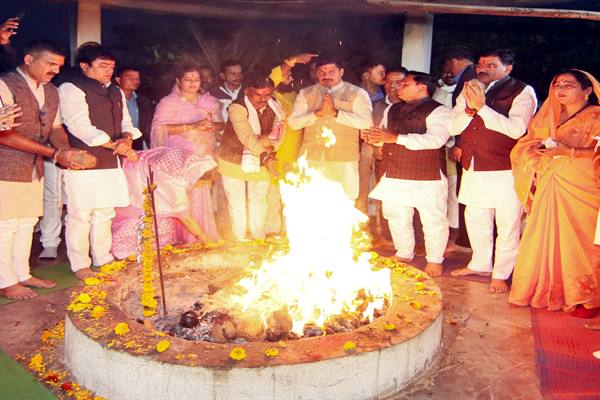मुख्यमंत्री डॉ. यादव हनुवंतिया जल महोत्सव में हुए शामिल मुख्यमंत्री ने संत सिंगाजी महाराज समाधि स्थल पर की पूजा-अर्चना