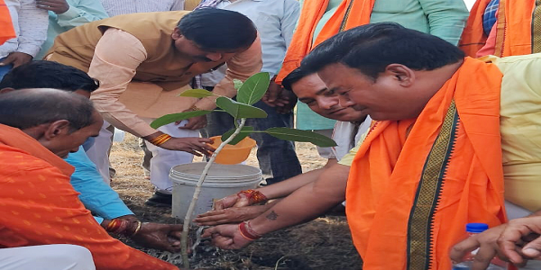 वर्षा ऋतु शुरू होने वाली है, धरती को बचाने के लिए पेड़-पौधे लगाना आवश्यक : राज्यमंत्री श्री लोधी जल-गंगा संवर्धन अभियान,विश्व पर्यावरण दिवस के अवसर पर मंत्री श्री लोधी ने किया वृक्षारोपण