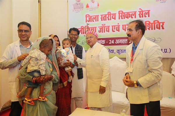 राज्यपाल श्री मंगुभाई पटेल सिकल सेल एनीमिया जाँच शिविर में हुये शामिल