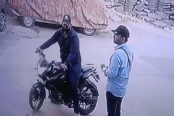 इंदौर में बड़ी वारदात... रेसकोर्स रोड पर बिल्डिंग की पार्किंग में घुसे बदमाश, तीन लोगों से लाखों रुपये के गहने लूटे