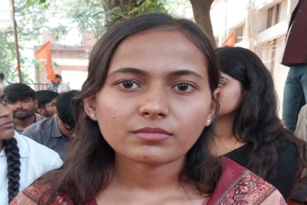 सुंदरकांड पाठ में शामिल छात्राओं को देरी के लिए वार्डन ने लिखवाया माफीनामा, बीयू परिसर के सामने हंगामा