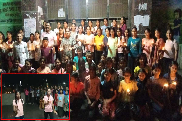 शासकीय विद्यालय में छात्राओं ने शिक्षा के नाम पर जलाया &lsquo;एक दीपक&rsquo;, देवउठनी ग्यारस पर दिखाए तलवारबाजी के गुण