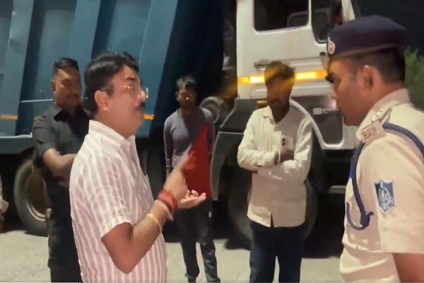 देर रात मंत्री का एक्शन: रेत से भरे डंपरों को पकड़कर पुलिस को सौंपा, कहा- मेरी विधानसभा में सड़कों को खराब करने के लिए जिम्मेदार&hellip;