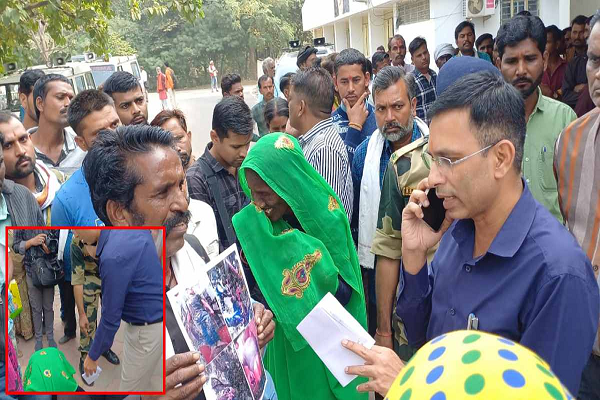 कलेक्टर के पैरों में गिर गिड़गिड़ाई मां: बेटे के हत्यारों पर कार्रवाई की लगाई गुहार, जानें क्या है मामला