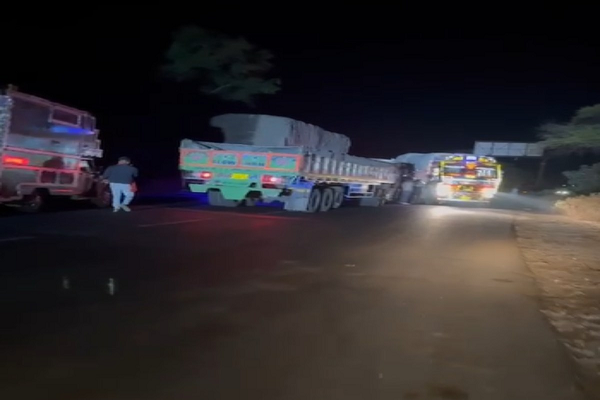 बंद चेक पोस्ट के पास अवैध वसूलीः परेशान ट्रक ड्राइवरों ने हाइवे किया जाम, दोनों ओर ट्रकों की लगी लंबी कतारें