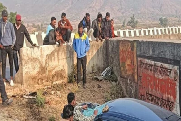 मैहर में घुसडु नदी के पास चालक को नींद का झोंका आया ... कार सवार पन्&zwj;ना के चार लोगों की मौत, सितंबर में भी गई थीं नौ जानें