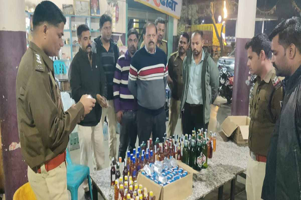 ढाबे में पिलाई जा रही थी शराबः पुलिस ने छापेमारी कर संचालक पर दर्ज की FIR, हजारों रुपए की शराब जब्त
