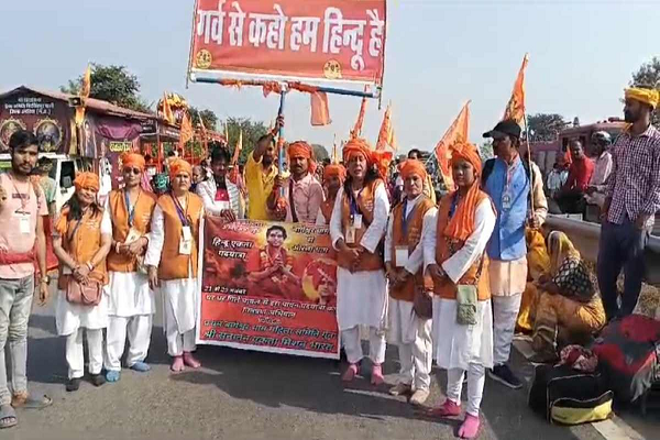 सनातन हिंदू एकता पदयात्रा में महिलाएं भी हुई शामिल, घर-घर जा कर लगाए &lsquo;हिंदू जाग जाओ भगवा लहराओ&rsquo; के नारे