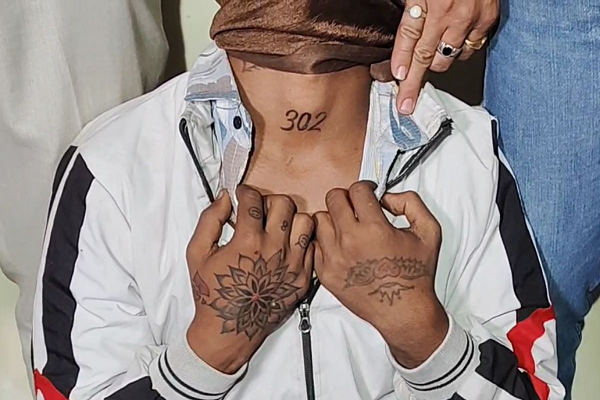 गर्लफ्रेंड के महंगे शौक पूरा करने करता था ऐसा कामः हाथों में बनवाया टैटू और गले पर 302 लिखवा रखा