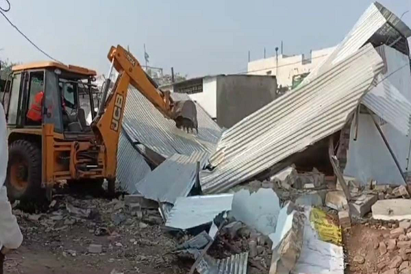अवैध स्लाटर हाउस पर चला प्रशासन का बुलडोजर, 10 मकानों को किया जमींदोज