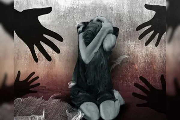 स्कूल से छात्रा को पहाड़ी के पास ले गए दोस्त, फिर एक-एक कर किया गैंगरेप, अश्लील Video भी बनाया, तंग आकर पीड़ित ने दे दी जान&hellip;