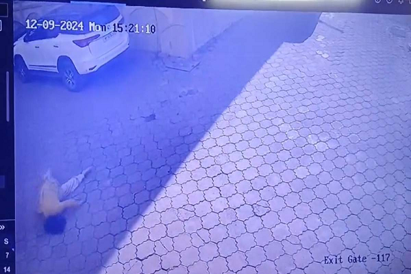 हादसा या आत्महत्या? बालकनी से गिरकर महिला की मौत का CCTV आया सामने, परिजनों से पूछताछ में जुटी पुलिस