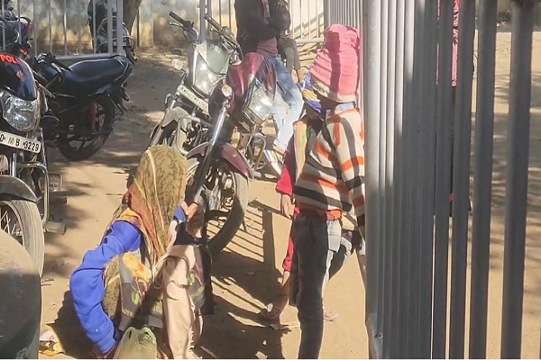 पति ने की पत्नी की हत्याः उपचार के दौरान तोड़ा दम, सीढ़ी से गिरने से घायल होने का बहाना कर अस्पताल में कराया था भर्ती, आरोपी पति फरार