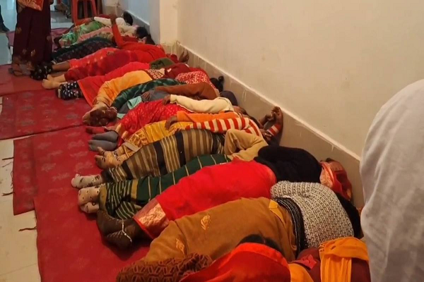 फिर सामने आई स्वास्थ्य विभाग की लापरवाही: नसबंदी शिविर में ऑपरेशन के बाद महिलाओं को जमीन पर लिटाया, बेड के बजाय दिए टेंट के गद्दे