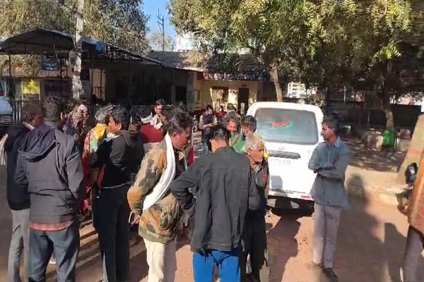 पारिवारिक विवाद में खूनी संघर्ष और दो मौत: कुल्हाड़ी-सब्बल लेकर घर पहुंचे भाइयों ने किया हमला, भाग कर बचाई जान