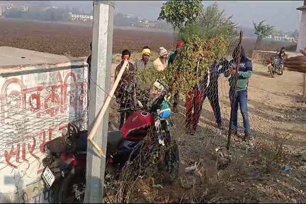 सड़क हादसे में दो मौतः महाराष्ट्र पासिंग की बाइक अनियंत्रित होकर बिजली खंभे से टकराई, मृतकों की शिनाख्त में जुटी पुलिस