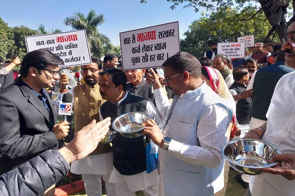 हाथों में तख्तियां और कटोरा लेकर सदन पहुंचे कांग्रेस विधायक, नेता प्रतिपक्ष बोले- जनता को कर्ज के दलदल में धकेल रही सरकार 