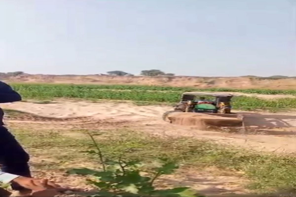 रेत माफियाओं के हौसले बुलंदः बंदूक की नोक पर दिनदहाड़े नदी से उठा रहे रेत