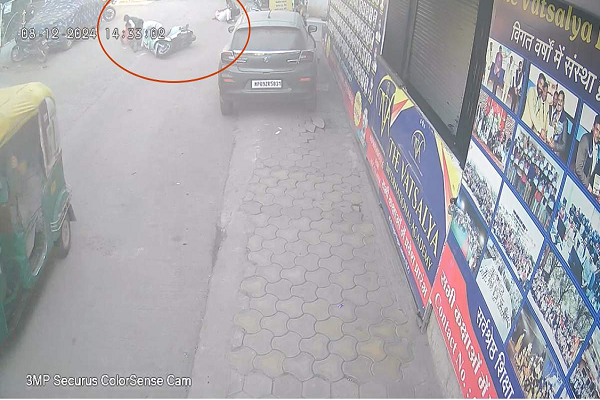 सड़क दुर्घटना सीसीटीवी कैमरे में कैद: बेटी के साथ सड़क पार कर रही मां को मारी टक्कर, टीवी फुटेज के आधार पर पुलिस ने दर्ज किया केस