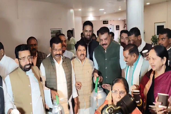 शराब के बोतलों की माला पहनकर पहुंचे विधायक, नेता प्रतिपक्ष ने बांटी चाय, विधानसभा में कांग्रेस का अनोखा प्रदर्शन