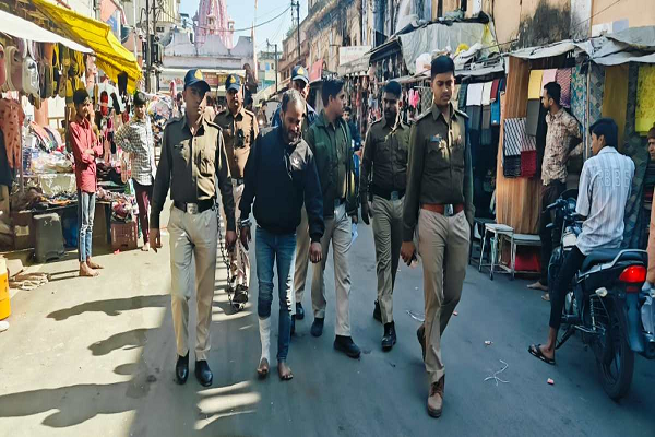 निकल गई हेकड़ी: पुलिस ने चाकूबाजी कर हफ्ता वसूली करने वाले बदमाश का निकाला जुलूस, रासुका के तहत भी की गई कार्रवाई