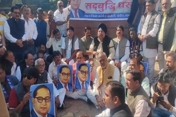 अमित शाह के बयान पर कांग्रेस का विरोध प्रदर्शन: अंबेडकर प्रतिमा के समक्ष दिया सद्बुद्धि धरना