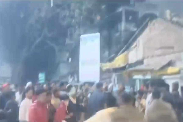 धार्मिक बैनर को लेकर दो पक्षों में विवाद: पथराव के साथ चाकू-तलवार से किया हमला, एक दर्जन से ज्यादा लोगों पर FIR दर्ज