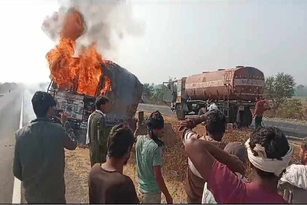  चलते ट्रक में अचानक लगी आग, ड्राइवर-क्लीनर ने कूदकर बचाई जान
