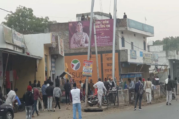 पत्थरबाजी: जमीन विवाद में दो पक्षों में पथराव का वीडियो वायरल, घटना में दो घायलों में एक गंभीर