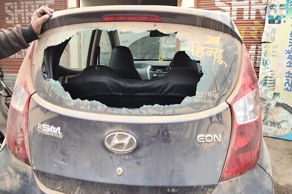 आपसी रंजिश में गोलीकांड: कार सवार युवकों पर बदमाशों ने ताबड़तोड़ झोंका फायर, बमुश्किल बची जान