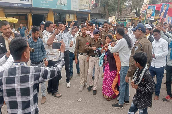 वंचित बहुजन आघाड़ी का विरोध प्रदर्शन: कार्यकर्ताओं ने की गृहमंत्री का पुलता फूंकने की कोशिश, इस्तीफा की मांग