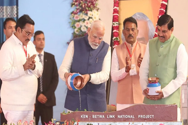 पीएम नरेन्द्र मोदी ने कराया केन और बेतवा के जल का संगम, नदी लिंक परियोजना का शिलान्यास