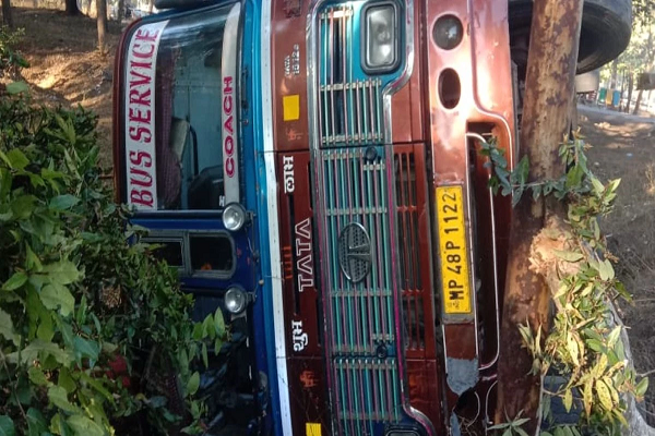 बैतूल में पलटी बस, 15 यात्री हुए घायल... सभी को घोड़ाडोंगरी के स्वास्थ्य केंद्र में भर्ती कराया