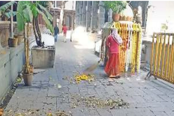 शादी के बाद जूठन से चोक हो गईं 193 साल पुराने गोपाल मंदिर की नालियां&hellip; गंदगी के बीच हुई सुबह की आरती