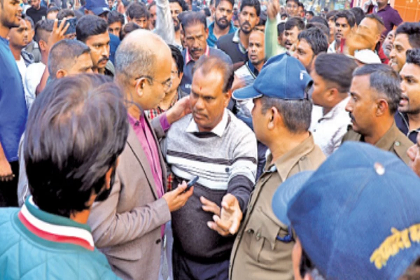 &lsquo;अवैध तो पूरा इंदौर है, क्या उसे भी हटा दोगे&rsquo;... अतिक्रमण हटाने पहुंची टीम पर भड़के विधायक
