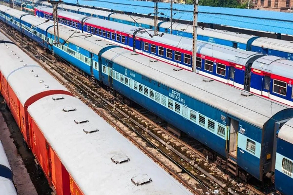 महाकुंभ में उमड़ी भीड़ ने बढ़ाई रेलवे की चिंता&hellip;अब एक ट्रेन के पीछे उसी नंबर की दूसरी ट्रेन चलाने की तैयारी