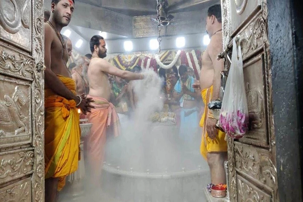 महाकाल की भस्म आरती में मोबाइल ले जाने पर लगा बैन, एंट्री गेट पर होगी चेकिंग