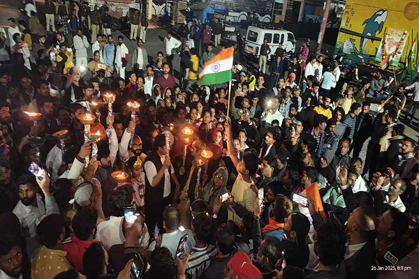 पीथमपुर में भोपाल गैसकांड के रासायनिक कचरे का विरोधः सामाजिक संगठनों ने निकाली मशाल यात्रा, 6 थाना प्रभारियों सहित 100 से अधिक पुलिसकर्मियों की टीम तैनात