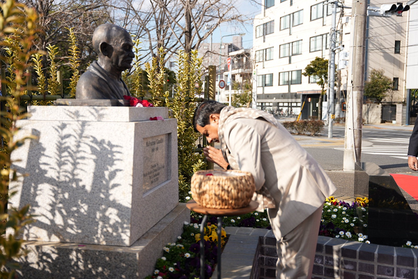 जापान दौरे में सीएम मोहन ने महात्मा गांधी की प्रतिमा पर पुष्पांजली अर्पित की, बोले- बापू ने समूचे विश्व को अहिंसा का सिद्धांत दिया