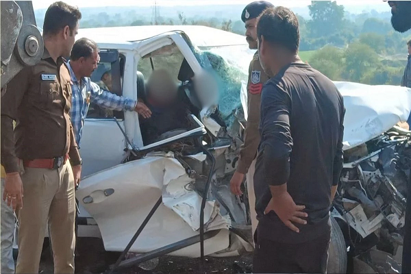 जबलपुर बायपास पर कार को ऑयल टैंकर ने मारी टक्कर, तीन महिलाओं सहित ड्राइवर गंभीर घायल