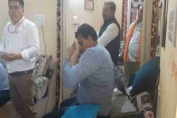 धन कुबेर निकला शिक्षकः बाप बेटे के नाम पर करीब 90 जमीनों के कागजात, लाखों के गहने और बैंक अकाउंट, लोकायुक्त ने कल मारा था घर और फार्म हाउस पर छापा