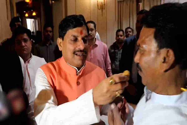 &lsquo;AAP-बाप जैसी पार्टी की असलियत&hellip;&rsquo;, दिल्ली चुनाव में BJP की बढ़त पर CM डॉ. मोहन ने खिलाई मिठाई, कहा- टुकड़े-टुकड़े गैंग की हार