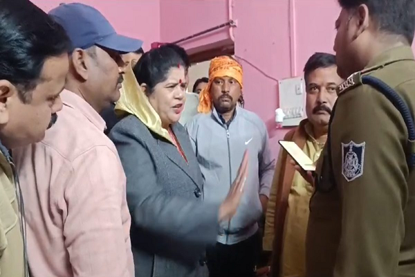 &lsquo;FIR दर्ज करो तुम्हारी कोई नौकरी तो नहीं खाएगा&rsquo;, पूर्व मंत्री इमरती ने पुलिस को दी धमकी