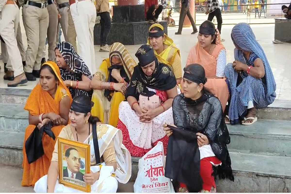 पीथमपुर बस स्टैंड पर यूनियन कार्बाइड कचरा जलाने का विरोध, काली पट्टी बांधकर धरने पर बैठी महिलाओं ने किया विरोध