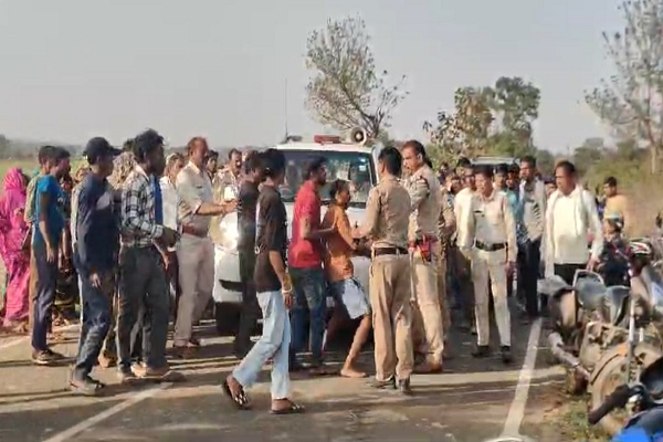 Katni में दर्दनाक हादसा: रेत से भरी ट्रैक्टर ट्राली पलटी, 2 की मौत, देर से पहुंची पुलिस को ग्रामीणों ने घेरा